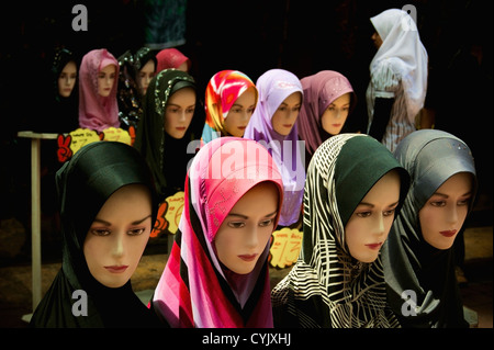Lady Shopper, Hijabs und Mannequin Heads Stockfoto