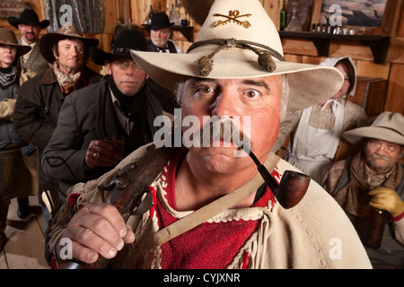 Applying Cowboys in einem alten western saloon Stockfoto