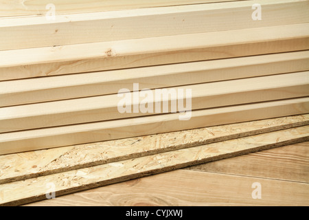 Bau Material-Stapel von Holzplatten Stockfoto