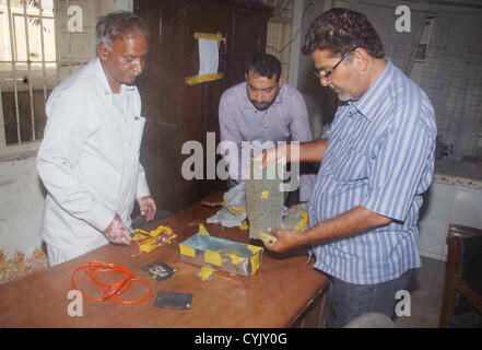 Polizeibeamte zeigen explosive Stoffe, die bei M.A Jinnah Road gepflanzt in einem Zement-Block Medien Personen während der Pressekonferenz am Brigade Polizeistation in Karachi auf Dienstag, 6. November 2012 wiederhergestellt. Die Bombe Abgang im Kader (BDS) entschärft eine 5kg-Bombe von einem verdächtigen Paket auf der Straße in der Nähe von Quaid Mausoleum gelegt. Stockfoto