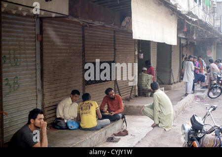 Geschäfte sind geschlossen bei Stoffmarkt wegen Vorfall Ziel töten von renommierten schiitischen muslimischer Gelehrter, Allama Aftab Hyder Jafri in Karachi auf Dienstag, 6. November 2012 zu sehen. Zwei Menschen, darunter Religionswissenschaftler und Führer Allama Aftab Haider Jafri, wurden getötet, als unbekannte schützen das Feuer auf ihr Fahrzeug auf einen Parkplatz in Saddar Bereich eröffnet. Stockfoto