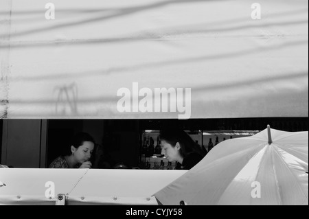 Paar Essen im Open-Air-Restaurant, Thailand Stockfoto