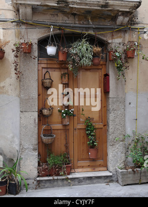 Eine reich verzierte Tür in Syrakus, Sizilien, Italien. Stockfoto