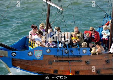 Urlauber genießen eine Boot Reise Scarborough North Yorkshire England uk Stockfoto