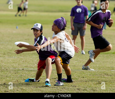 Teenager-Jungen bewacht seinen Gegner bei einem Ultimate Frisbee-Spiel bei einem High-School-Turnier in Austin Texas Stockfoto