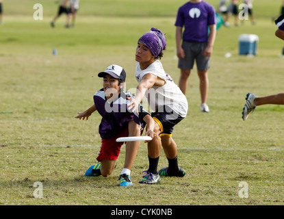 Teenager-Jungen bewacht seinen Gegner bei einem Ultimate Frisbee-Spiel bei einem High-School-Turnier in Austin Texas Stockfoto