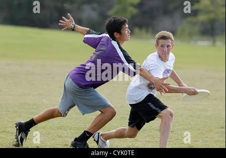 Teenager-Jungen bewacht seinen Gegner bei einem Ultimate Frisbee-Spiel bei einem High-School-Turnier in Austin Texas Stockfoto