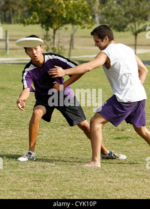 Teenager-Jungen bewacht seinen Gegner bei einem Ultimate Frisbee-Spiel bei einem High-School-Turnier in Austin Texas Stockfoto