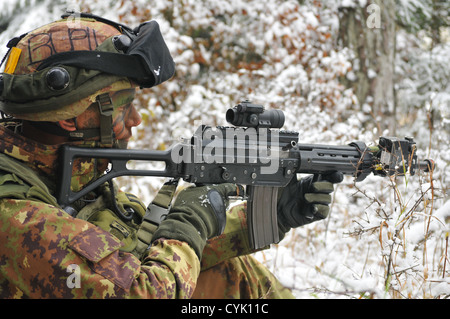 Ein italienischer Soldat aus dem 183. Airborne Regiment zieht Sicherheit während einer entscheidenden Aktion Umwelt Übung, Saber Junction 2012 an der Joint Multinational Readiness Center in Hohenfels, Deutschland, 28. Oktober 2012. Saber Junction 2012, USA Stockfoto