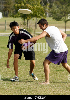 Teenager-Jungen bewacht seinen Gegner bei einem Ultimate Frisbee-Spiel bei einem High-School-Turnier in Austin Texas Stockfoto