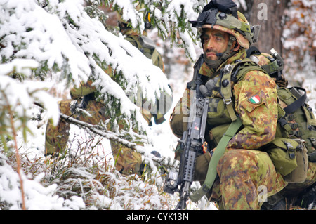 Ein italienischer Soldat aus dem 183. Airborne Regiment zieht Sicherheit während einer entscheidenden Aktion Umwelt Übung, Saber Junction 2012 an der Joint Multinational Readiness Center in Hohenfels, Deutschland, 28. Oktober 2012. Saber Junction 2012, USA Stockfoto