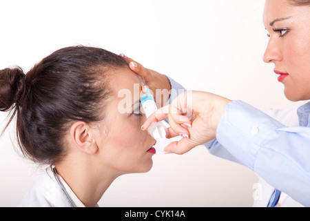Porträt einer zwei junge schöne Ärztinnen Spritze halten. Stockfoto