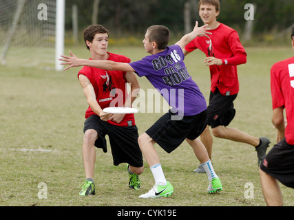 Teenager-Jungen bewacht seinen Gegner bei einem Ultimate Frisbee-Spiel bei einem High-School-Turnier in Austin Texas Stockfoto