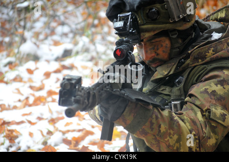 Ein italienischer Soldat aus dem 183. Airborne Regiment soll seine SCP70 Sturmgewehr während einer entscheidenden Aktion Umwelt Übung, Saber Junction 2012, bei der Joint Multinational Readiness Center in Hohenfels, Deutschland, 28. Oktober 2012. Säbel-Junction Stockfoto