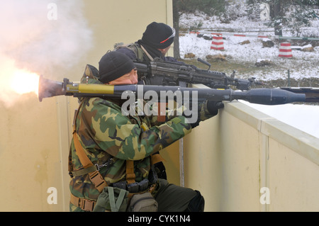 US-Armeesoldaten des 1. Bataillons, 4. Infanterie-Regiment, Replikation von einem feindlichen Kämpfer feuert eine simulierten Rakete angetrieben g Stockfoto