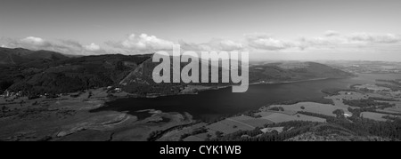 Schwarz / weiß Panorama Landschaft Bassenthwaite Seen Wasser Lake District National Park Cumbria England Stockfoto