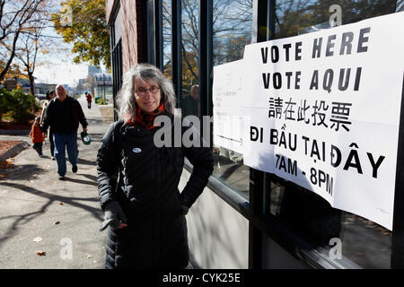 6. November 2012 - Boston, Massachusetts, USA. Eine Frau steht vor einem Wahllokal nach Gießen einen Stimmzettel im Stadtteil East Boston Boston, Dienstag, 6. November 2012. Stockfoto