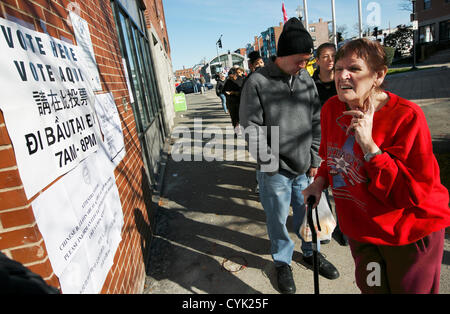 6. November 2012 - Boston, Massachusetts, USA. Menschen stehen Schlange im Stadtteil East Boston Boston, Dienstag, 6. November 2012 abstimmen. Stockfoto