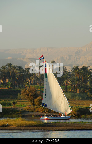 LUXOR, ÄGYPTEN. Eine Feluke Segeln entlang der fruchtbaren Westufer des Nils. 2009. Stockfoto