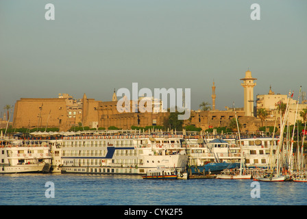 LUXOR, ÄGYPTEN. Eine Abend-Ansicht des Luxor-Tempels aus dem Nil mit Nil Kreuzfahrt Boote von der Corniche. 2009. Stockfoto