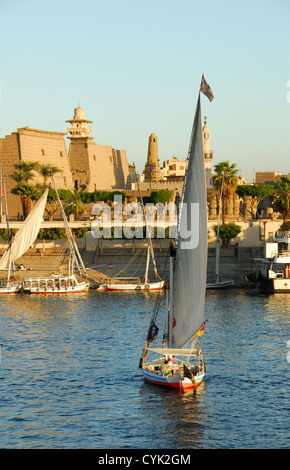 LUXOR, ÄGYPTEN. Eine Feluke auf dem Nil mit Luxor-Tempel hinter. 2009. Stockfoto