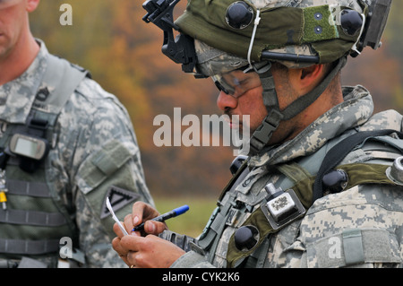 US Armee Sgt. 1. Klasse Jesus Villarreal, 4. Staffel, 2. Kavallerie-Regiment, Notizen während einer entscheidenden Aktion Trainingsumgebung ausüben, Saber Junction 2012, bei der Joint Multinational Readiness Center in Hohenfels, Deutschland, 25. Oktober 2012. Säbel Stockfoto