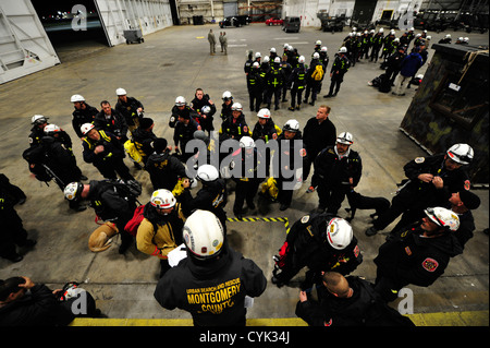 GEMEINSAME Basis MCGUIRE-DIX-LAKEHURST, New Jersey – Mitglieder der National Urban Search and Rescue-Task-Force erhalten eine Einweisung vor fl Stockfoto