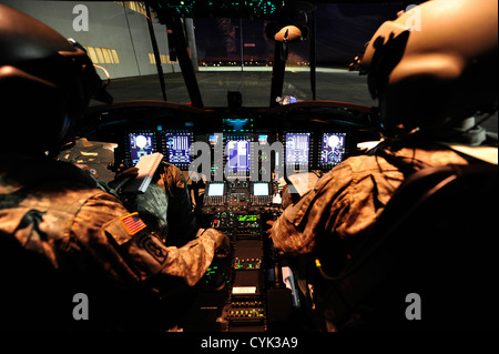Mitglieder der Georgia Army National Guard bereiten einen CH-47 Chinook Hubschrauber für einen Flug von der Joint Base McGuire-Dix-Lakehurst nach Staten Island vor. Das Flugzeug ist Teil der National Search and Rescue Task Force, die Bergungsoperationen für Hurrikan Sandy durchführt. Stockfoto