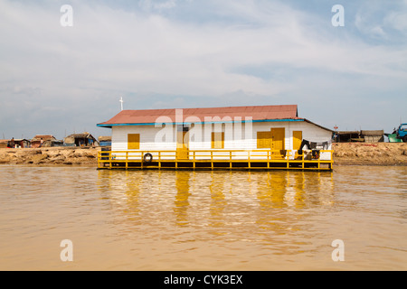 Eine Kirche in der schwimmenden Dorf Chong Khneas der vietnamesischen Minderheit auf dem Tonle Sap See in der Nähe von Siem Reap, Kambodscha Stockfoto