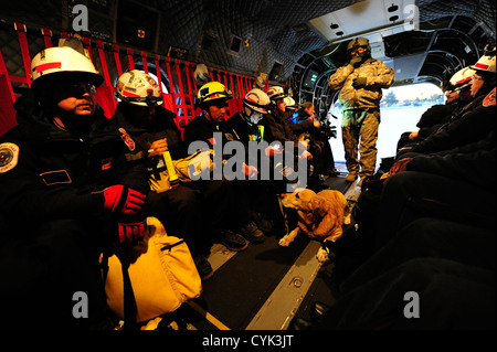 Mitglieder der Maryland Urban Search and Rescue Task Force One fliegen an Bord eines CH-47 Chinook Hubschraubers für Katastropheneinsätze in Staten Island, New York, nach Hurrikan Sandy. Stockfoto