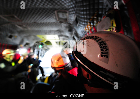 Mitglieder der Maryland Urban Search and Rescue Task Force fliegen an Bord eines CH-47 Hubschraubers der Georgia Army National Guard, um nach Hurrikan Sandy Hausdurchsuchungen in Staten Island durchzuführen. Stockfoto