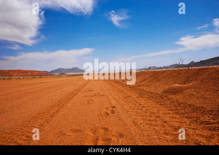 Typische Schotterstraße in Namibia Stockfoto