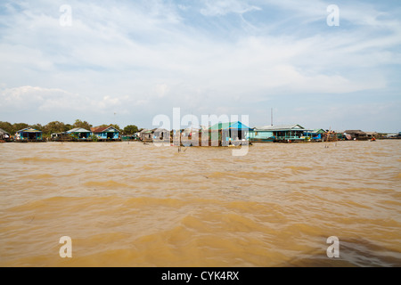 Das schwimmende Dorf Chong Khneas der vietnamesischen Minderheit auf dem Tonle Sap See in der Nähe von Siem Reap, Kambodscha Stockfoto