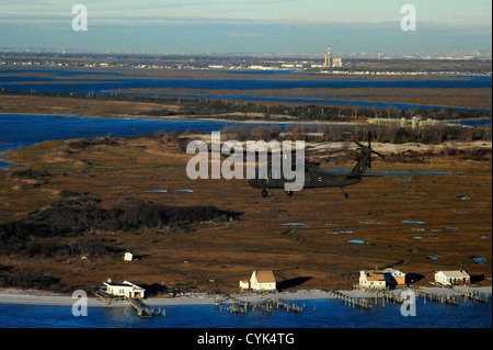 GEMEINSAME Basis MCGUIRE-DIX-LAKEHURST, New Jersey – ein Luftbild von Sturmschäden entlang der Küste von New York aus einem Georgien Army National Guard CH-47 Chinook Schwerlast-Hubschrauber während des Fluges von Joint Base McGuire-Dix-Lakehurst, NJ, 3. November 2012. Der UH-60 Stockfoto