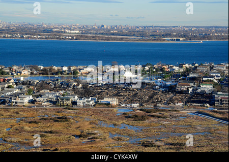 GEMEINSAME Basis MCGUIRE-DIX-LAKEHURST, New Jersey – ein Luftbild von Sturm und Feuer Schäden entlang der Küste von New York aus einem Georgien Army National Guard CH-47 Chinook Schwerlast-Hubschrauber während des Fluges von Joint Base McGuire-Dix-Lakehurst, NJ, 3. November 2012. Stockfoto