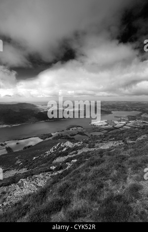 Schwarz / weiß Panorama Landschaft Bassenthwaite Seen Wasser Lake District National Park Cumbria England Stockfoto