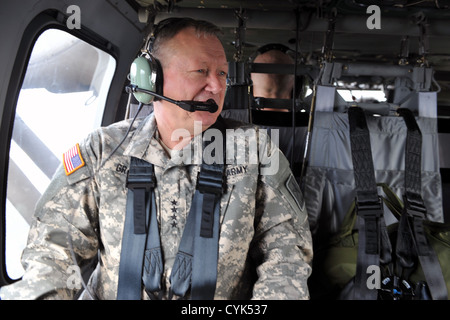 Armee Gen. Frank Gras, der Chef der National Guard Bureau visits Bereiche durch Hurrikan Sandy in New Jersey und New York und Schützen Sie Mitglieder Unterstützung von Aktionen zur Wiederherstellung an November 2, 2012 beeinflusst. Stockfoto