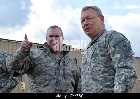 Air Force Major General Michael Cunniff, Generaladjutant des New Jersey National Guard Slips Armee General Frank Grass, der Chef des National Guard Bureau und andere Nationalgarde senior Führer besuchen Bereiche beeinflusst durch den Hurrikan Sandy in neue Jer Stockfoto