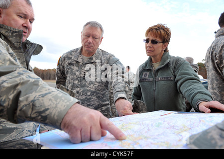 Air Force Major General Michael Cunniff, Adjutant-General der Nationalgarde von New Jersey; Armee-General Frank Grass, der Chef des National Guard Bureau, und Air Force Chief Master Sgt. Denise Jelinski-Halle diskutieren Bereichen beeinflusst durch Hurrikan Sandy in N Stockfoto