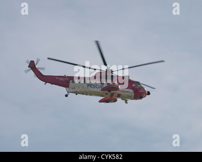 Bray, Greystones, Klippenweg. Irische Küstenwache Hubschrauber bei der Arbeit Stockfoto