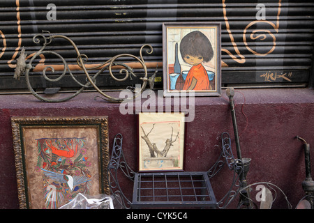 Trödel zu verkaufen, El Rastro Flohmarkt Sonntag Straßenmarkt Madrid, Spanien Stockfoto