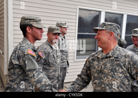 Armeegeneral Frank Grass, Chef des National Guard Bureau, besucht New Jersey und New York, um den Mitgliedern der Garde für ihren Einsatz während der Hurrikan Sandy-Bergungsoperationen im Jahr 2012 zu danken. Stockfoto