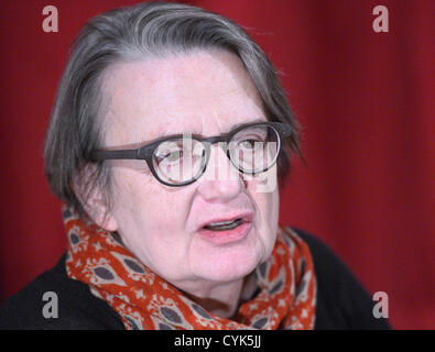 Der polnische Regisseur Agnieszka Holland spricht zu Medien während der Pressekonferenz am 6. November 2012 in Prag, Tschechische Republik, wo sie neue Film In Darkness eingeführt. (CTK Foto/Michal Dolezal) Stockfoto