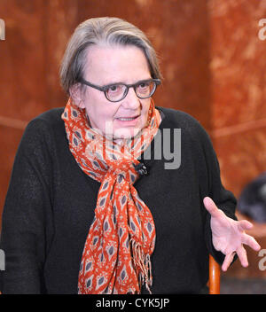 Der polnische Regisseur Agnieszka Holland spricht zu Medien während der Pressekonferenz am 6. November 2012 in Prag, Tschechische Republik, wo sie neue Film In Darkness eingeführt. (CTK Foto/Michal Dolezal) Stockfoto