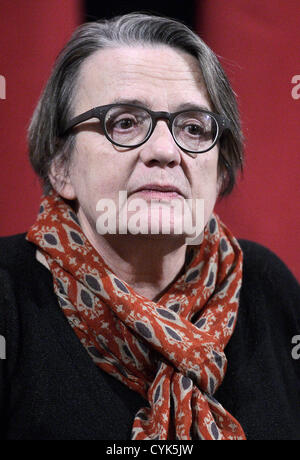 Der polnische Regisseur Agnieszka Holland spricht zu Medien während der Pressekonferenz am 6. November 2012 in Prag, Tschechische Republik, wo sie neue Film In Darkness eingeführt. (CTK Foto/Michal Dolezal) Stockfoto