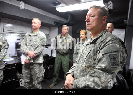 Armee-General Frank Grass, der Chef des National Guard Bureau, ist über die US Army Corps of Engineers Arbeit Entwässerung unterrichtet. Stockfoto