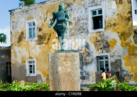 Statue von Luis Camoes, Oberstadt, Ilha de Mozambique, Mosambik Stockfoto