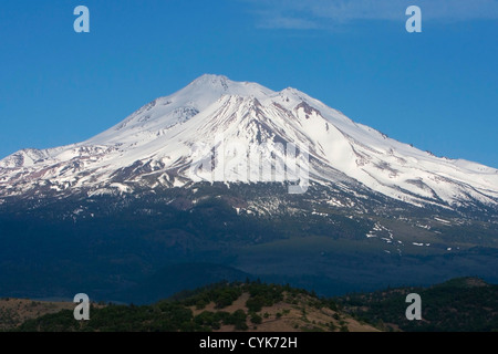 Schönen Blick auf Mount Shasta (oder am weißen Berg) Siskiyou County, Kalifornien, USA im Juni Stockfoto