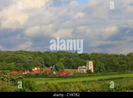 Das Dorf von North Creake in ländlichen Norfolk zeigt die Kirche St. Mary. Stockfoto