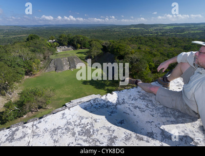 Ein Tourist nimmt in der Ansicht von oben auf die Pyramide El Castillo, antike Stätte Xunantunich, Cayo District, Belize Stockfoto